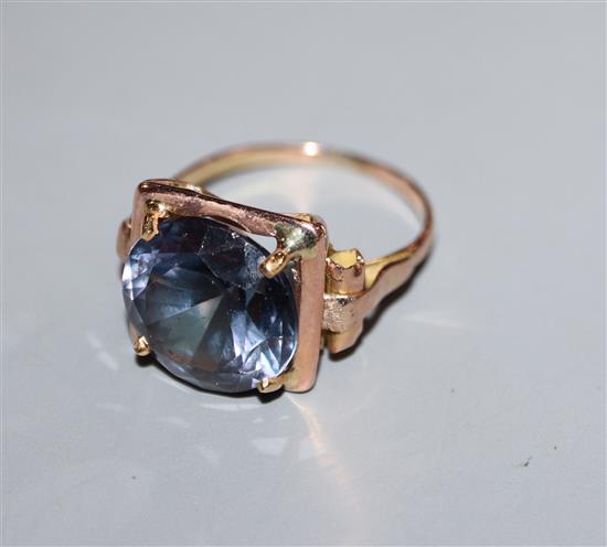 A yellow metal and synthetic colour change corundum set dress ring, size L.